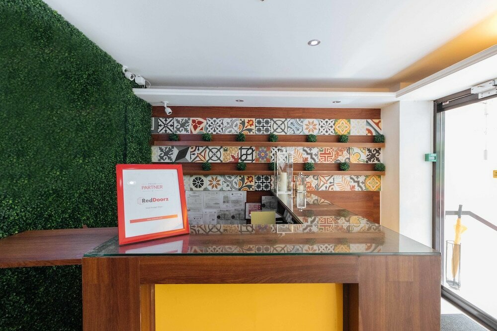 Фото RedDoorz Plus @ Poblacion Makati