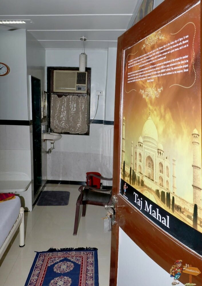 Фото Travellers Inn Mumbai