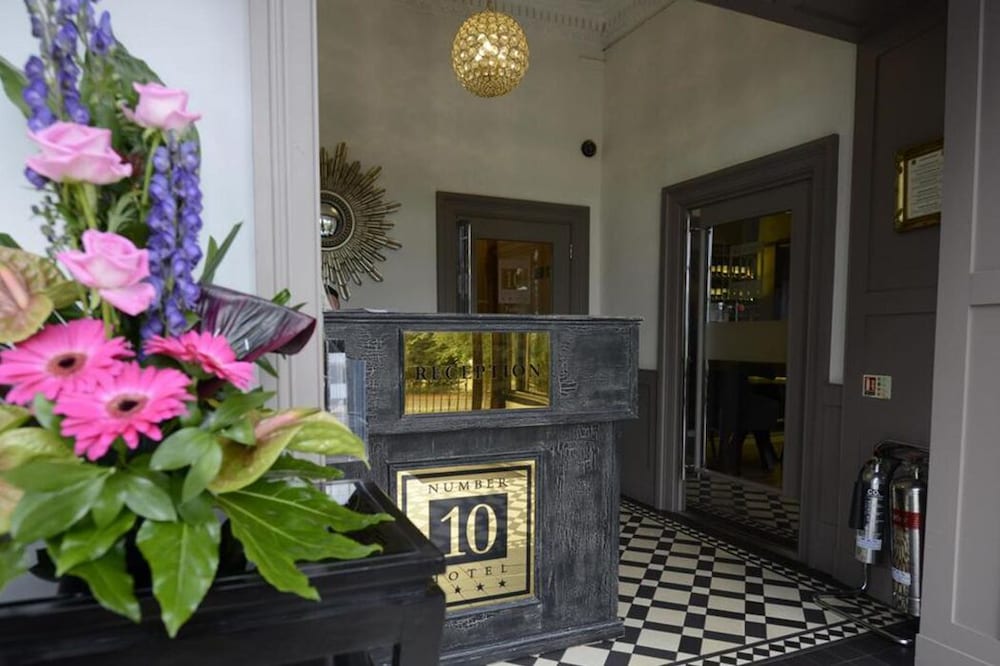 Фото Number 10 Hotel
