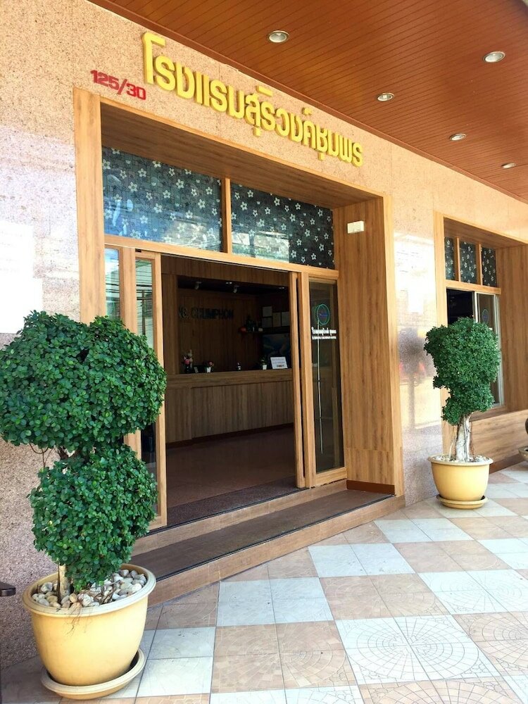 Фото Suriwong Chumphon Hotel