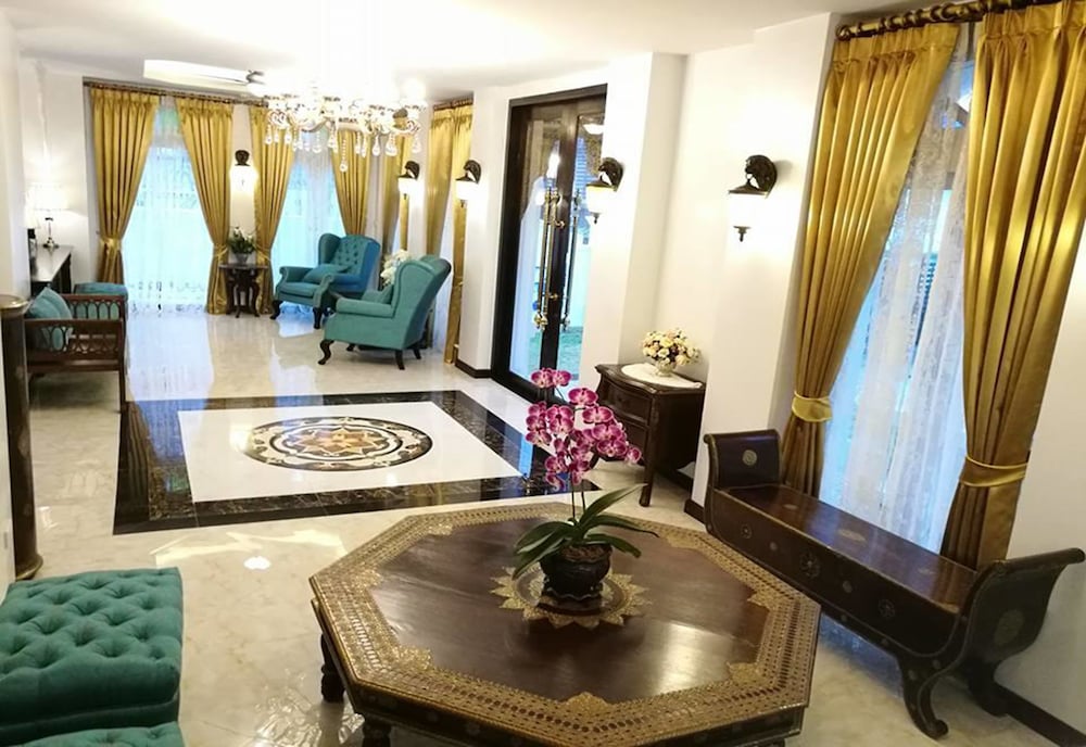 Фото The Velvet Orchid