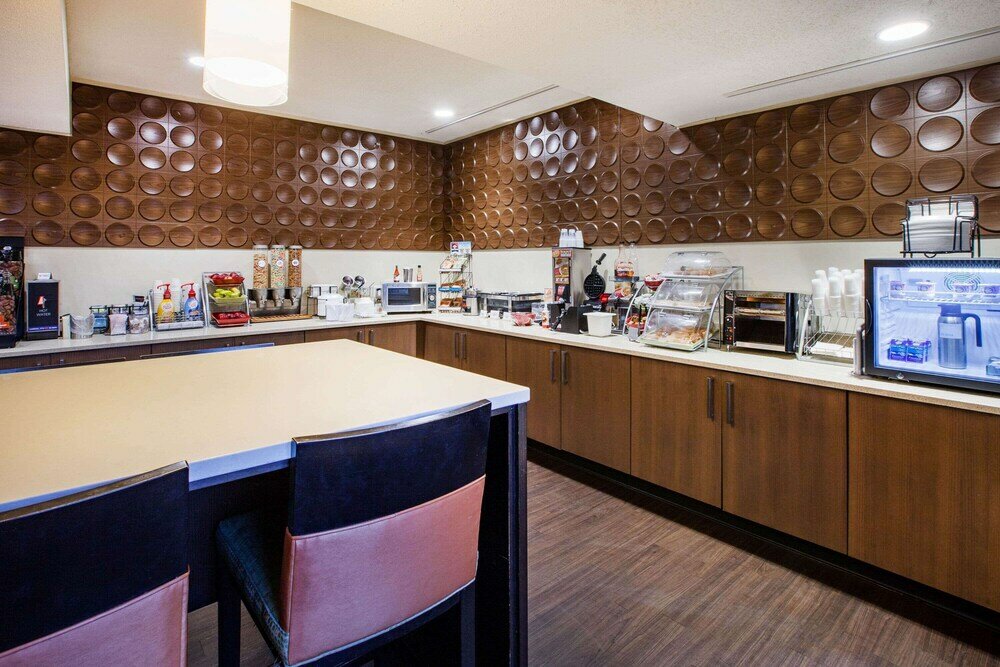 Фото Wingate by Wyndham Roseville/Detroit