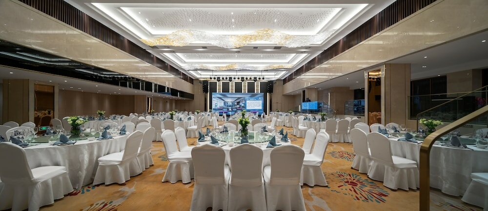 Фото Minshan Lhasa Grand Hotel