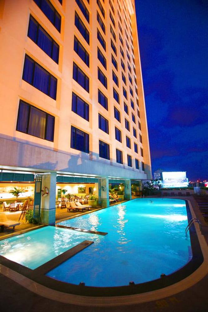 Фото Golden Tulip Sovereign Hotel