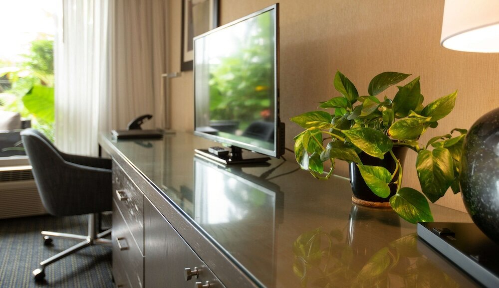 Фото West Beach Inn, a Coast Hotel