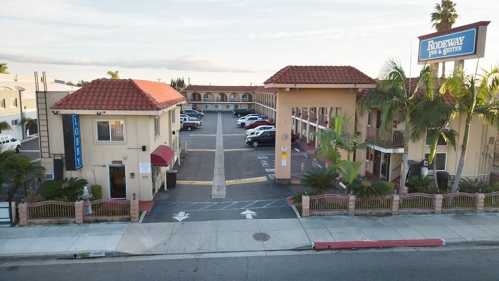 Фото Rodeway Inn & Suites
