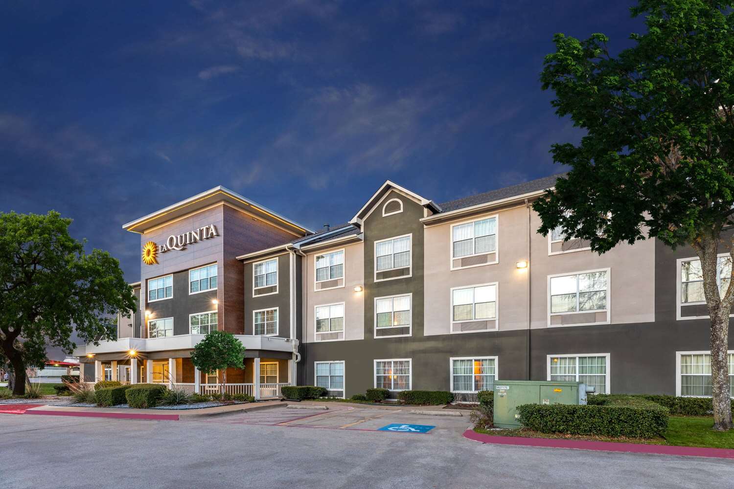 Фото La Quinta Inn & Suites by Wyndham Rockwall