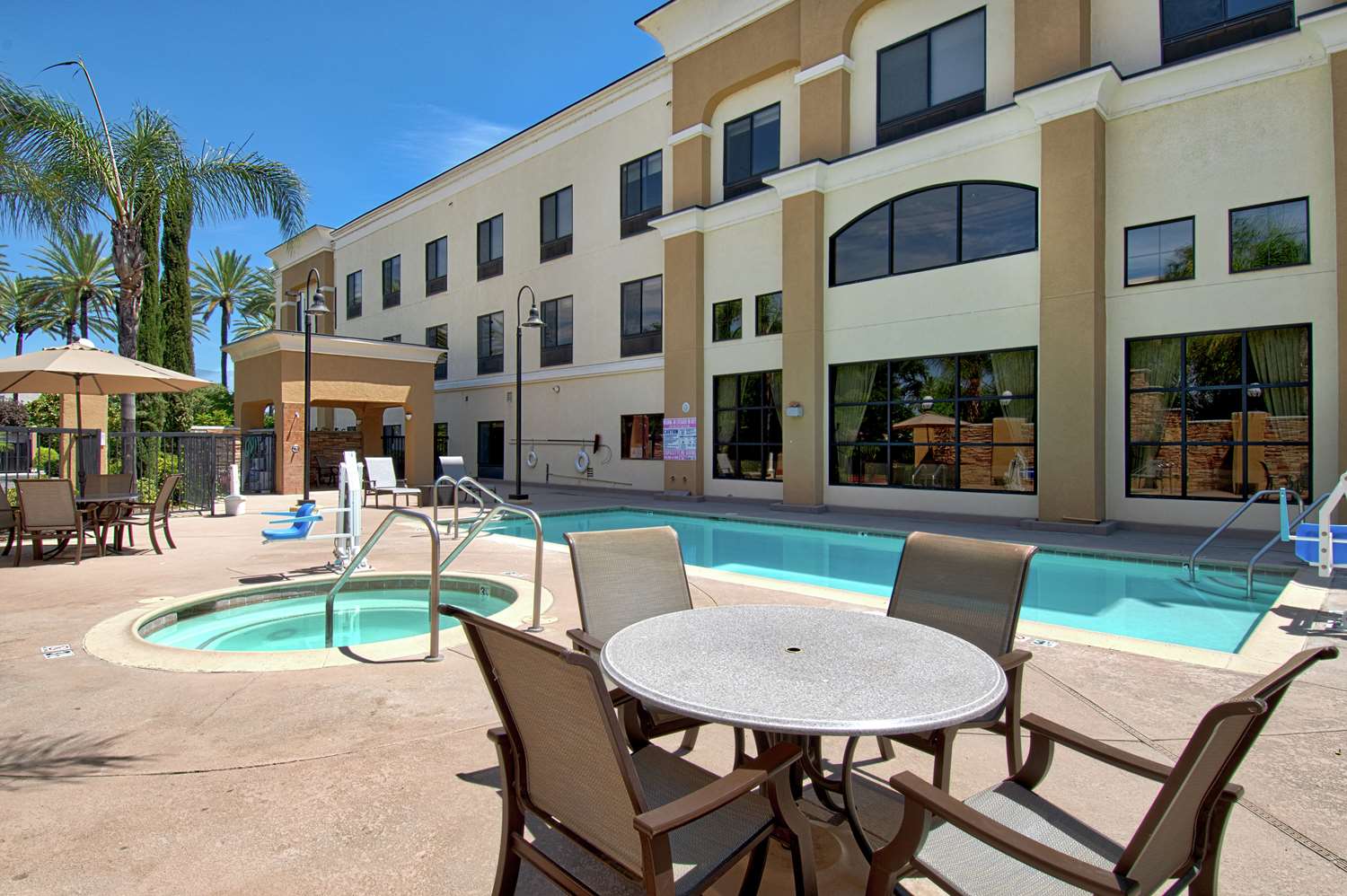 Фото Hampton Inn And Suites Hemet