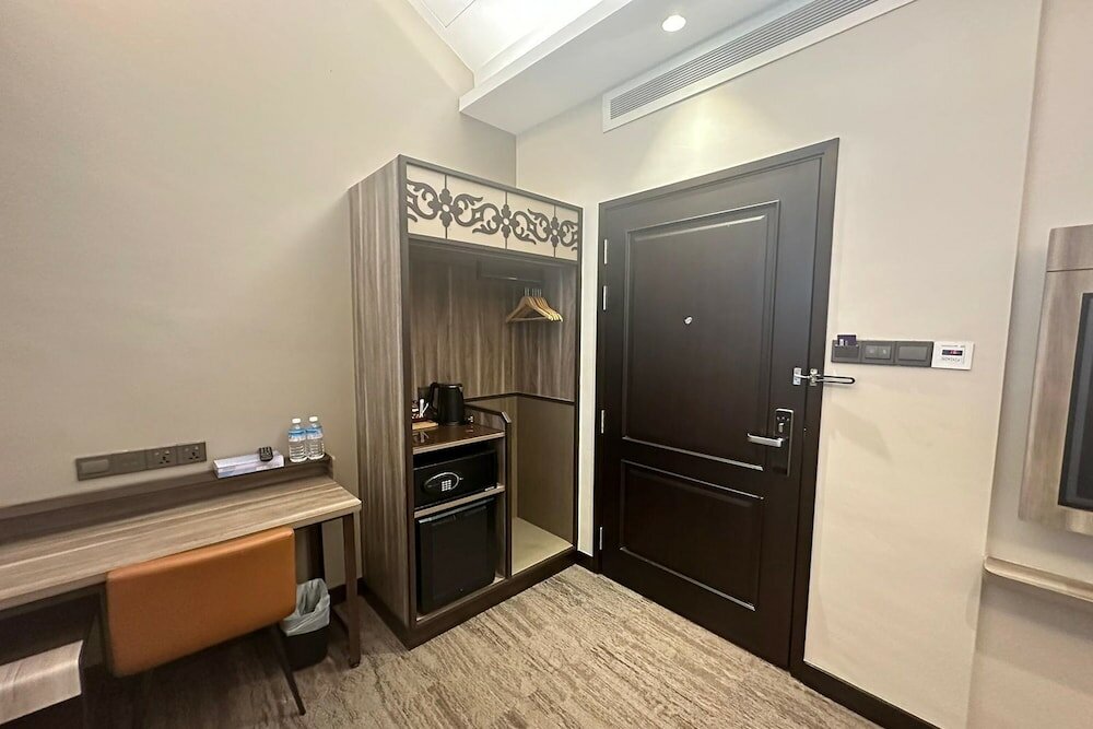 Фото Lion Peak Hotel Hamilton