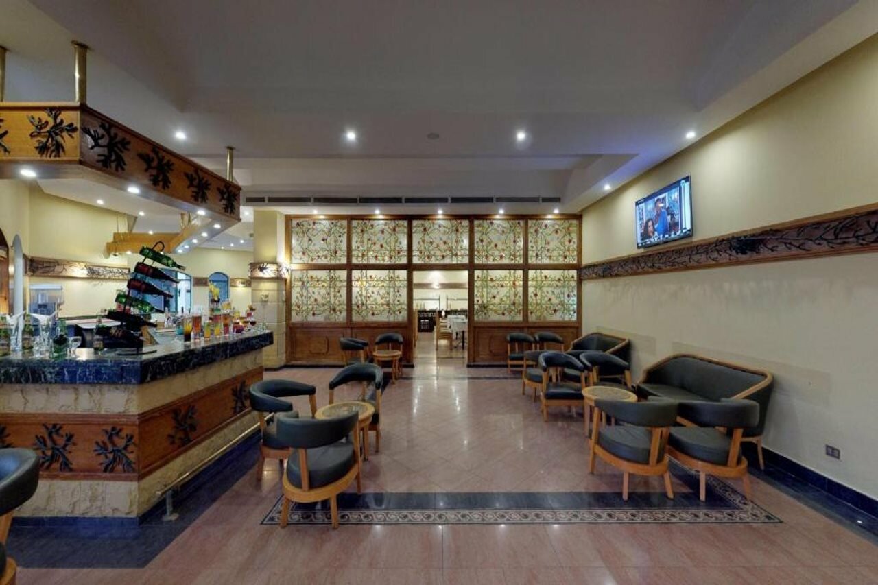 Фото Falcon Hills Hotel