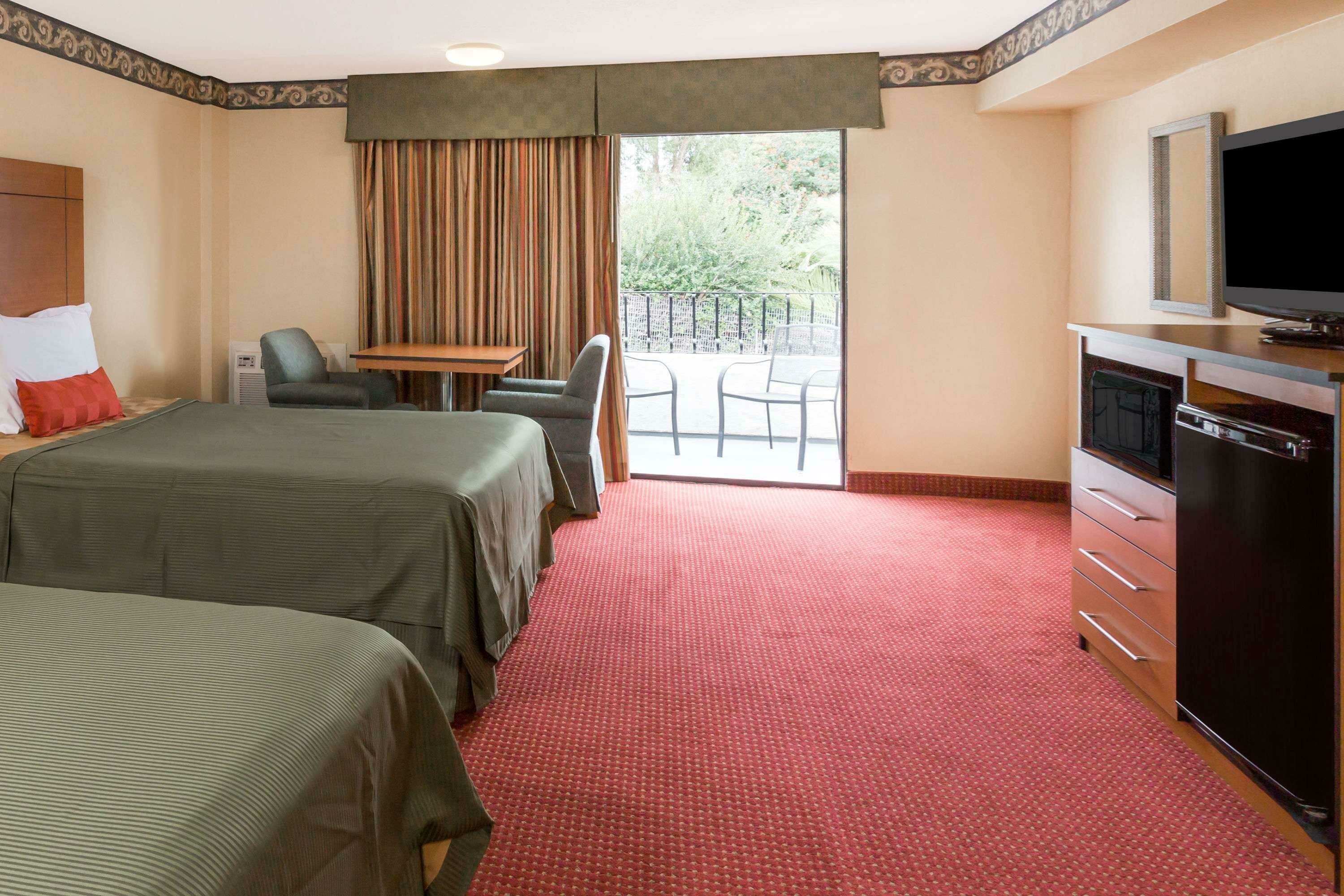 Фото Travelodge by Wyndham San Clemente Beach