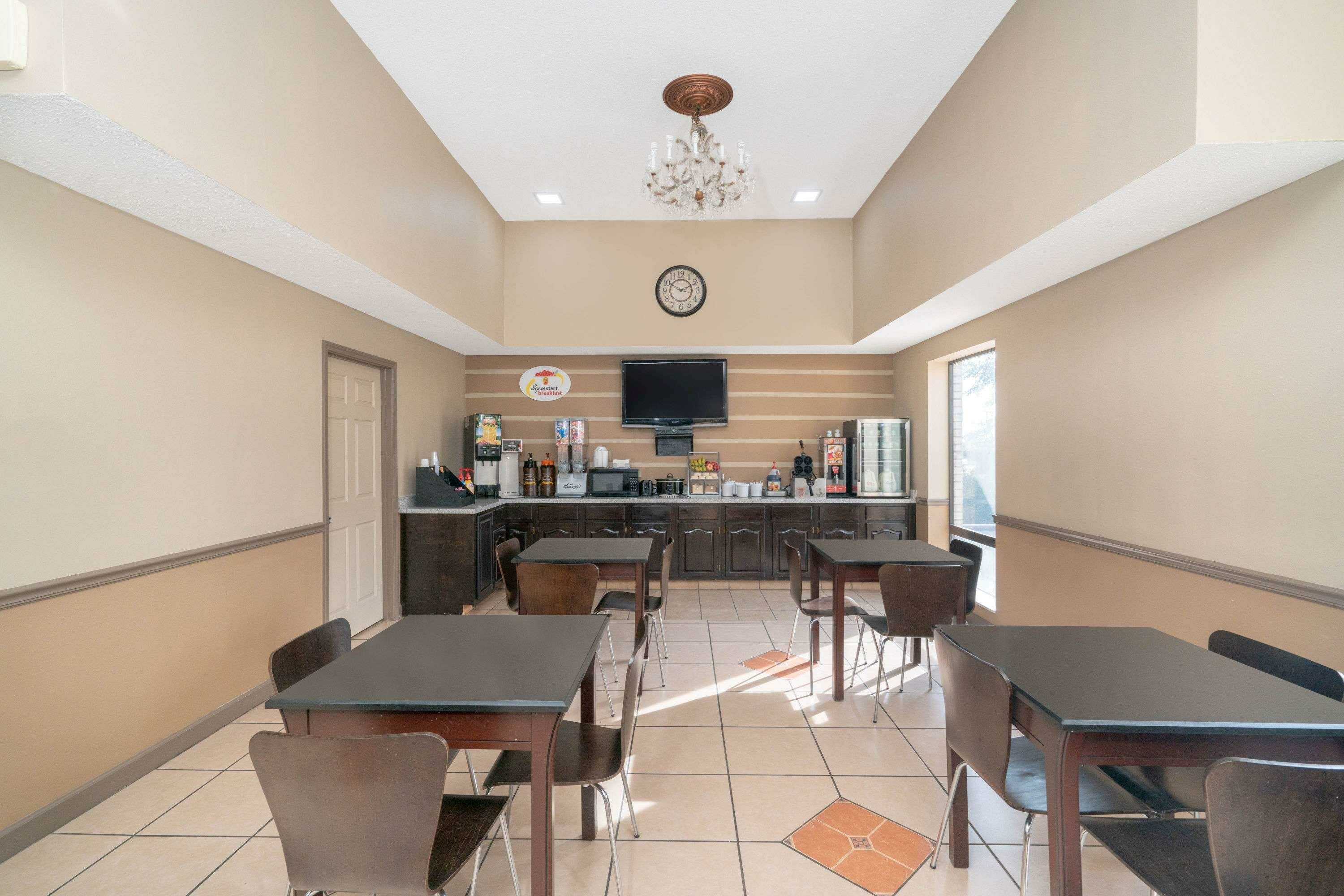 Фото Super 8 by Wyndham North Little Rock/McCain