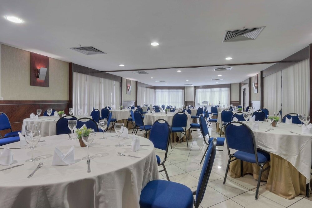 Фото Iate Plaza Hotel