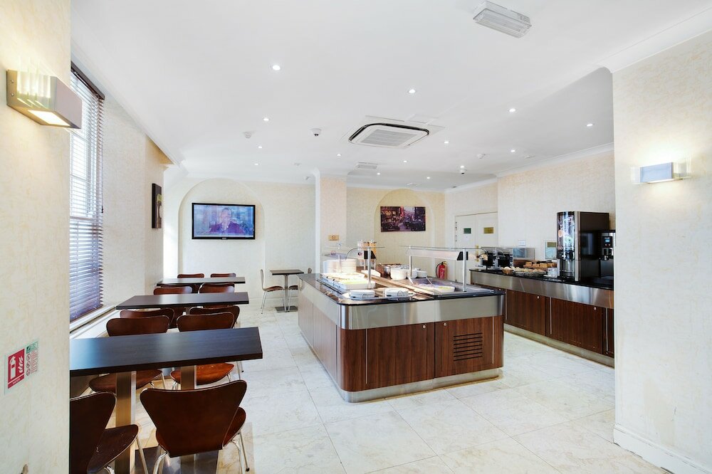 Фото Queens Park Hotel