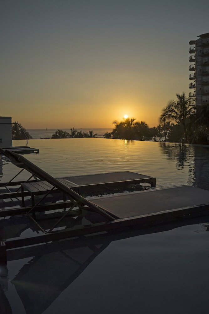 Фото Alohilani Resort Waikiki Beach