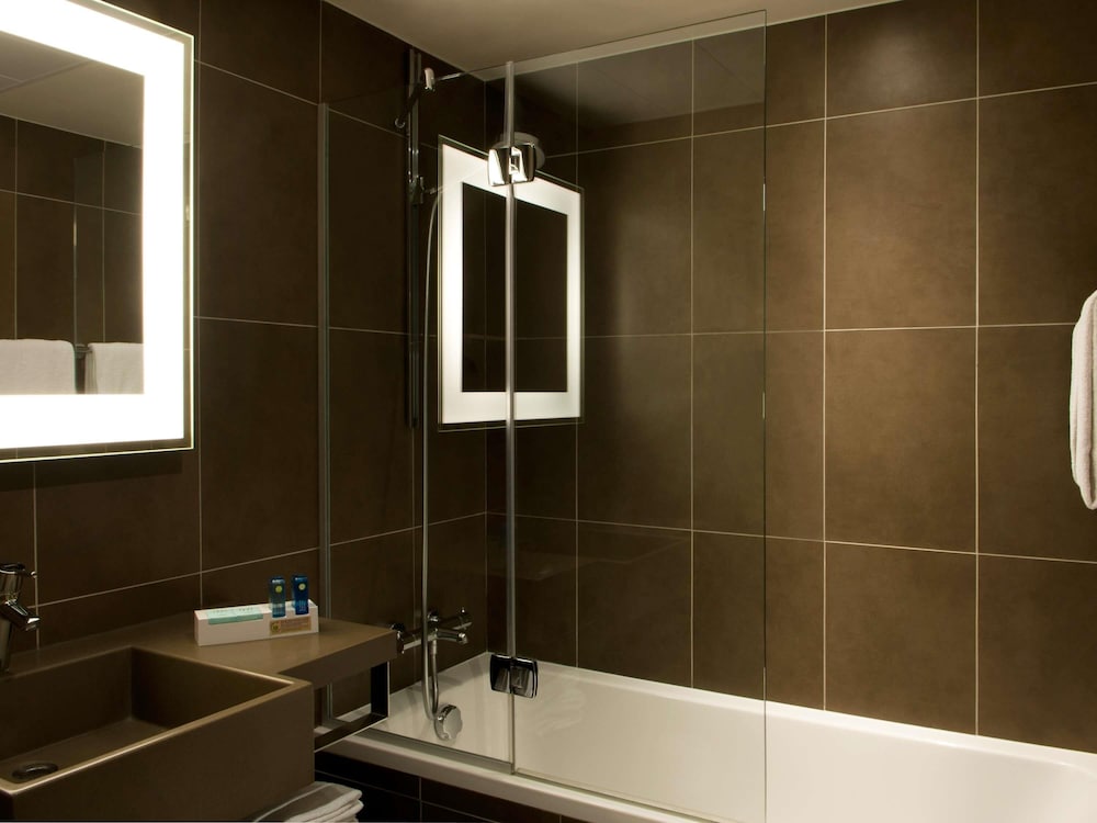Фото Novotel Guwahati Gs Road Hotel