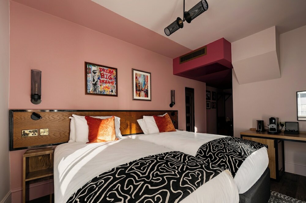 Фото The Wellington Hotel