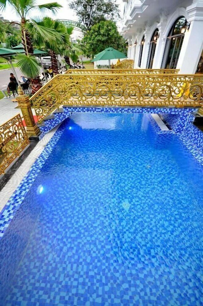 Фото Crown Nguyen Hoang Hotel