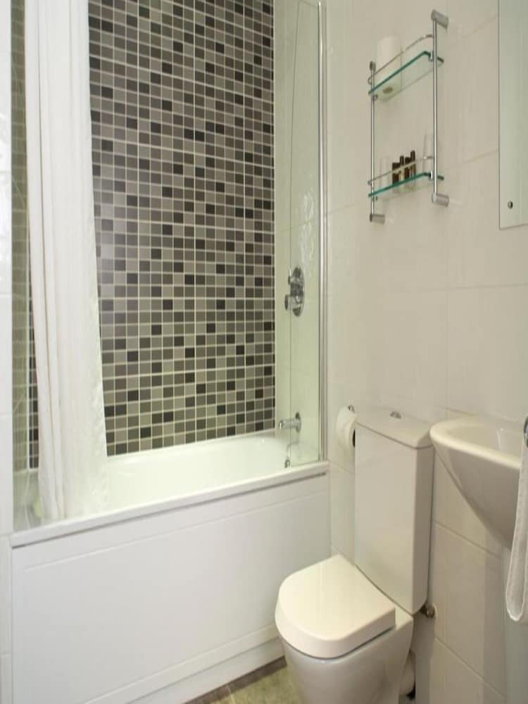 Фото Mandolay Hotel Guildford