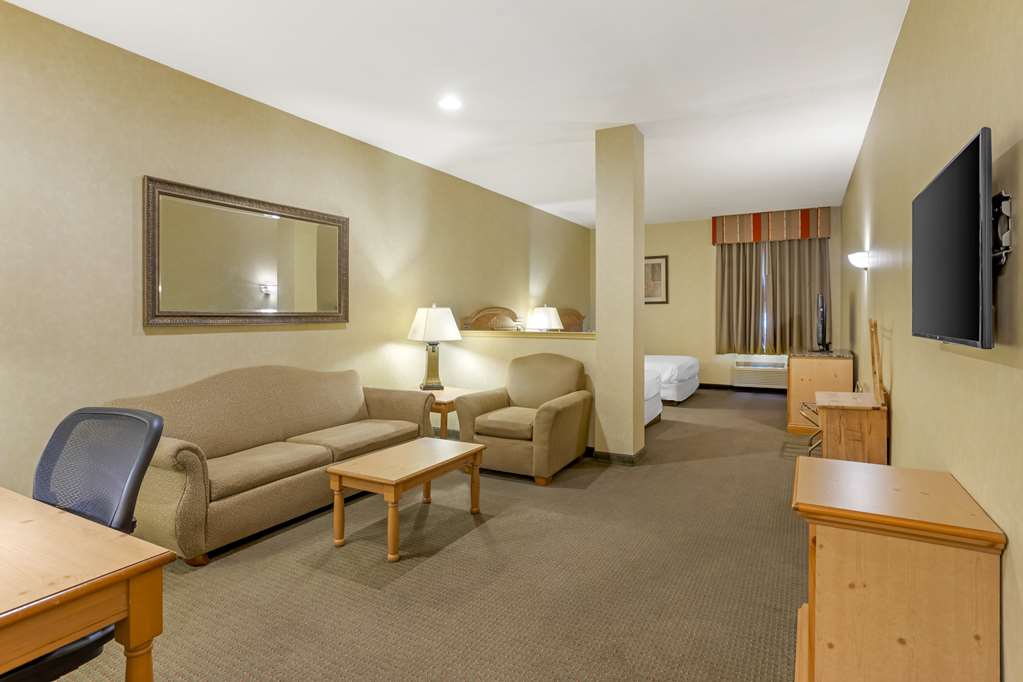 Фото Best Western Plus Revere Inn & Suites