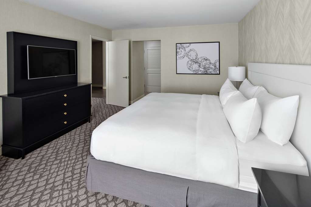 Фото DoubleTree Suites by Hilton Hotel Charlotte - SouthPark