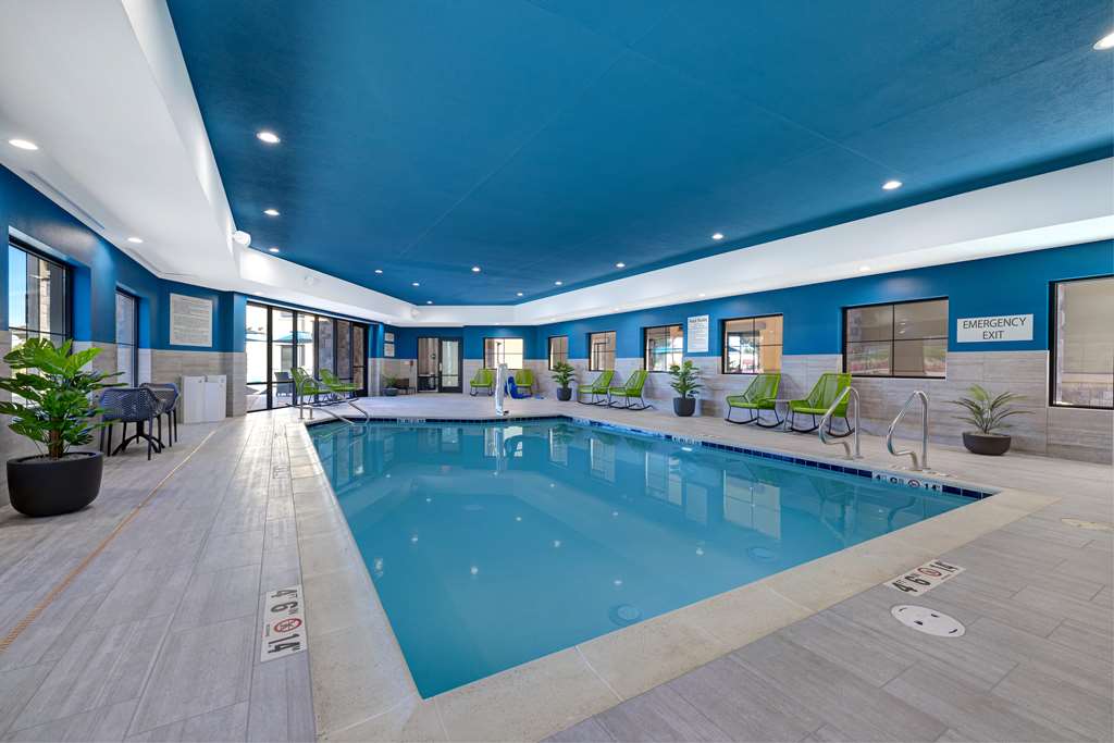 Фото Hampton Inn & Suites Marina