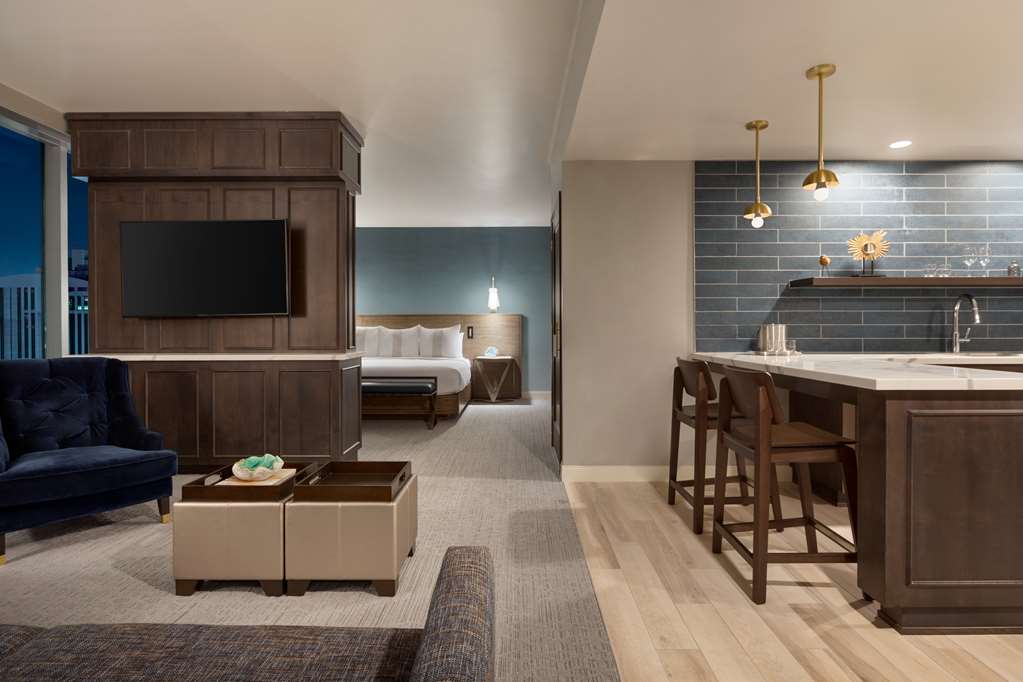 Фото Carte Hotel San Diego Downtown, Curio Collection by Hilton