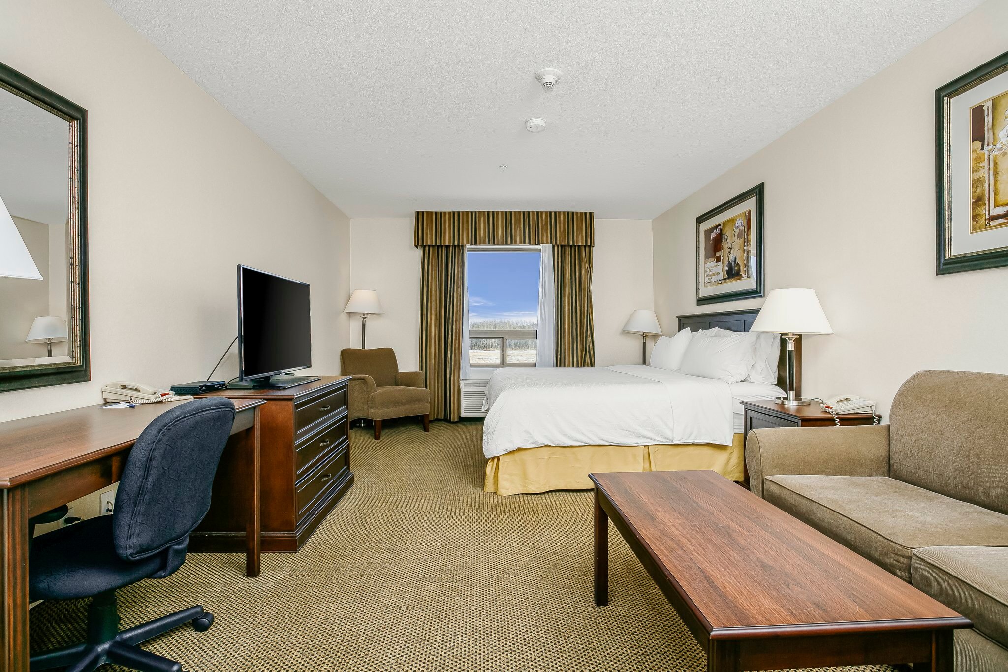 Фото Holiday Inn Express Hotel & Suites Whitecourt, an Ihg Hotel