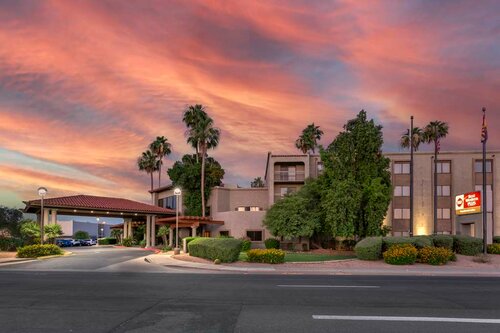 Гостиница Best Western Plus Scottsdale Thunderbird Suites в Скоттсдейле