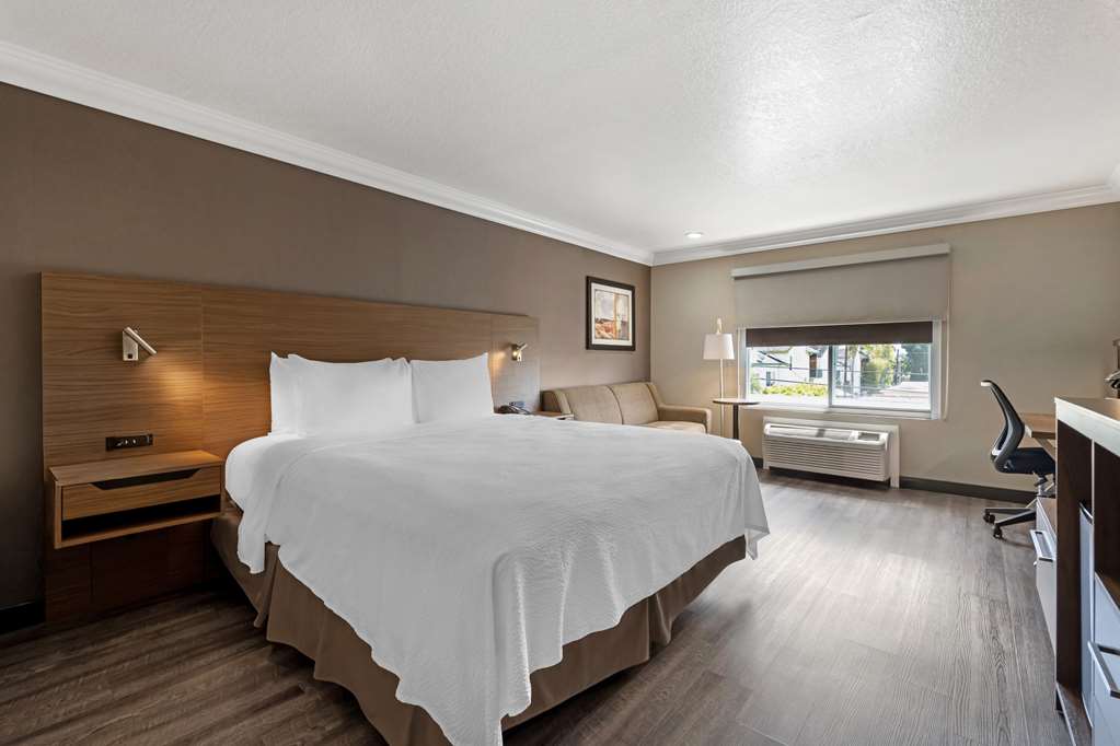 Фото Best Western Plus Newport Mesa Inn