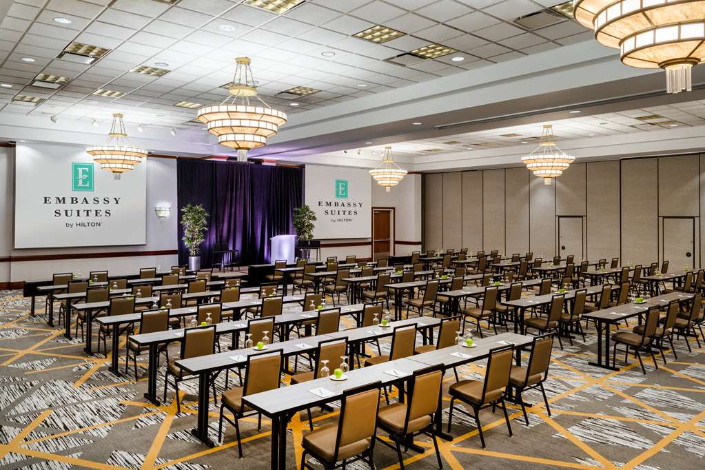 Фото Embassy Suites by Hilton Portland Airport