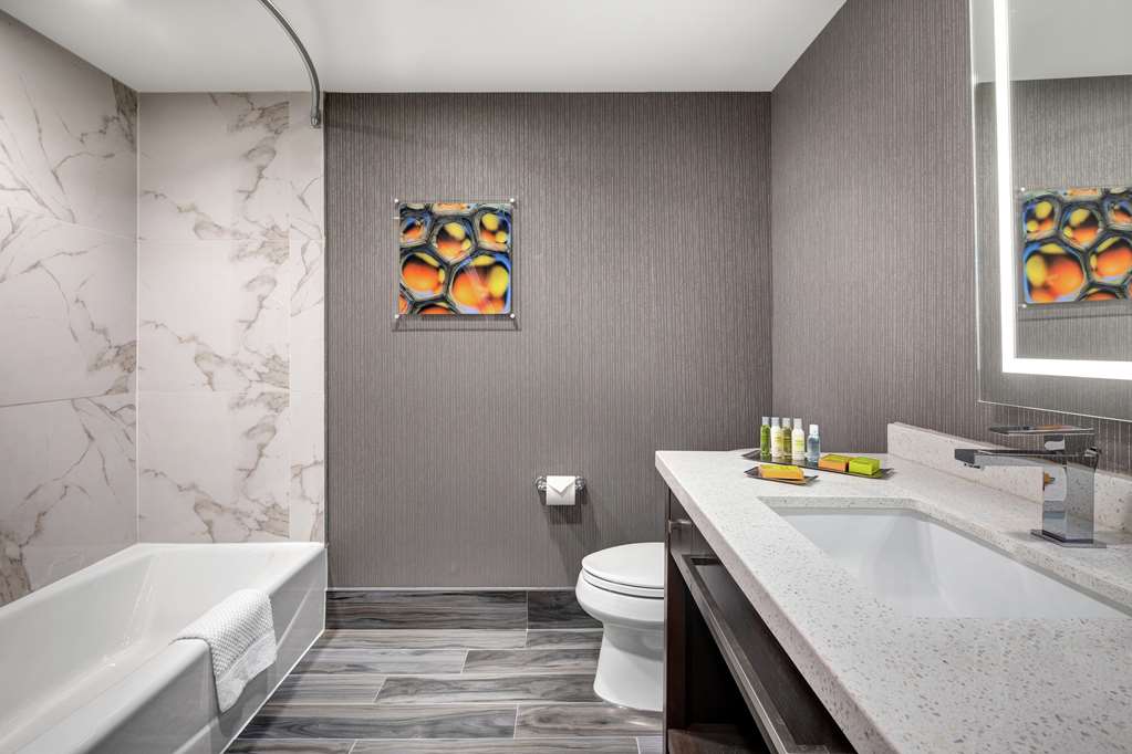 Фото DoubleTree by Hilton Toronto Airport