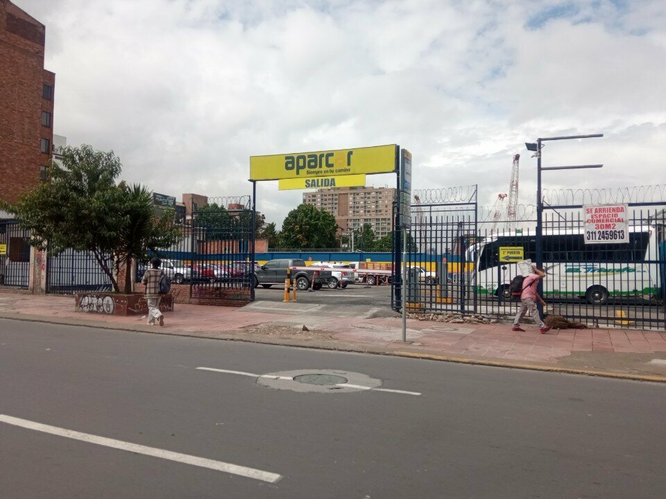 Car market Aparcar, Bogota, photo