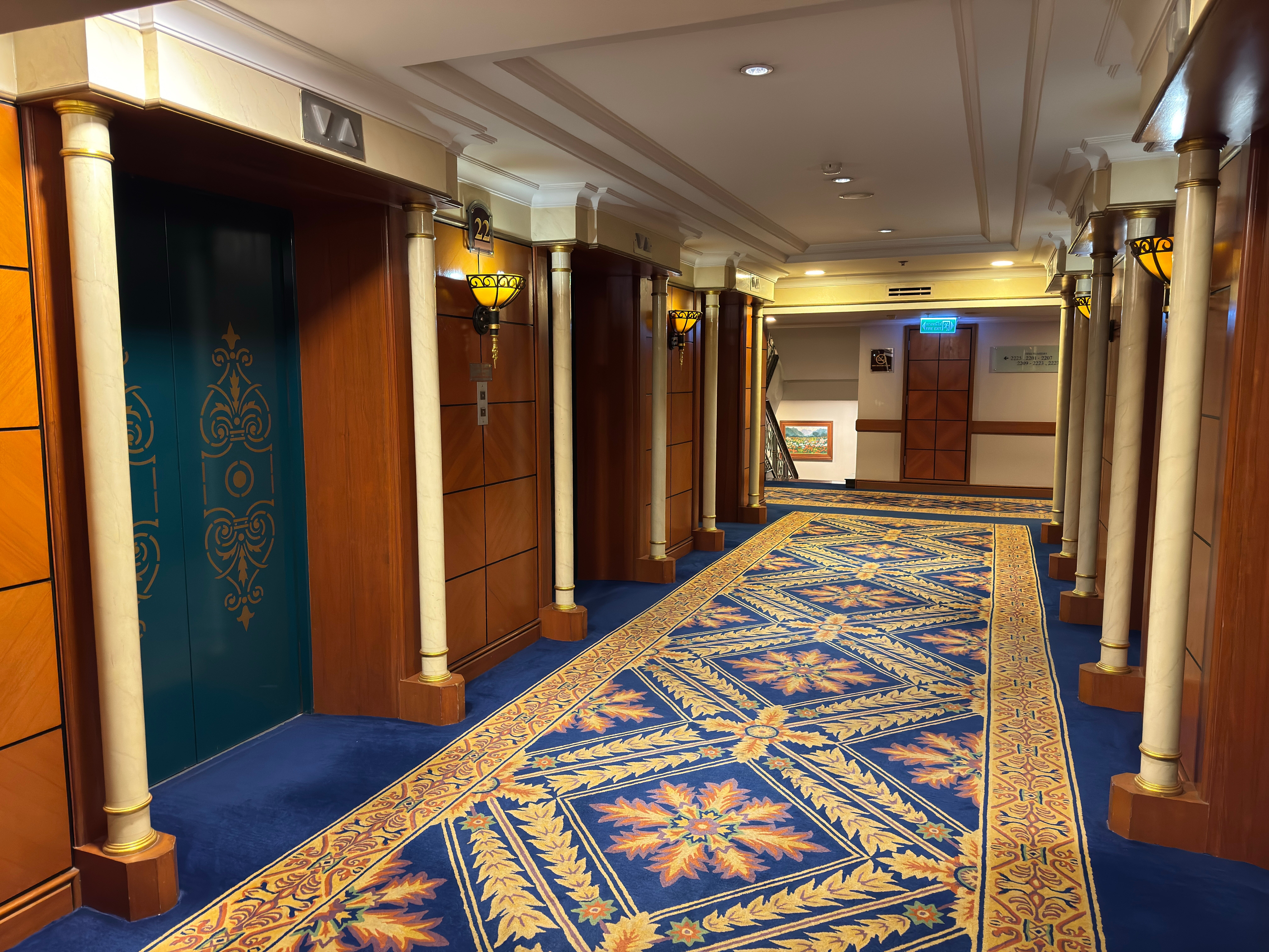 Фото Golden Tulip Sovereign Hotel