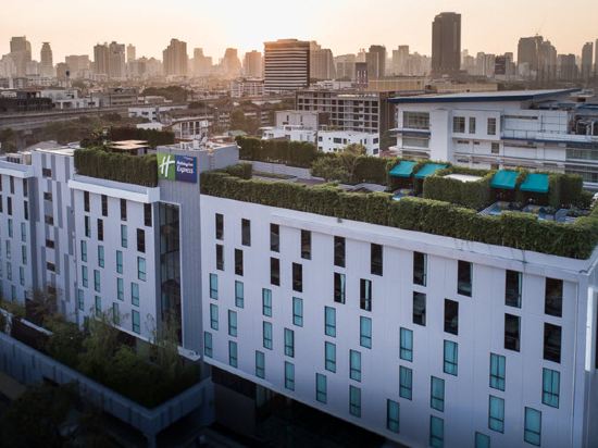 Фото Holiday Inn Express Bangkok Soi Soonvijai