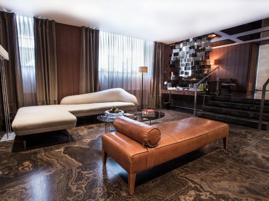 Фото The Emblem Hotel