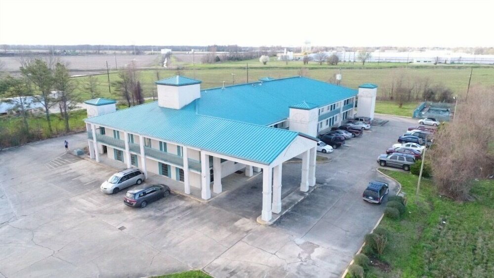 Фото Deluxe Inn & Suites