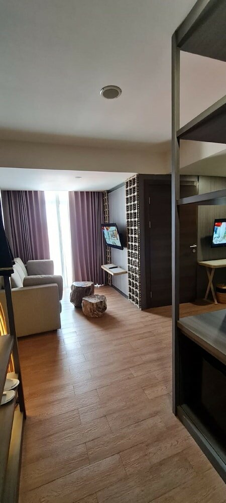 Фото Bedrock Hotel