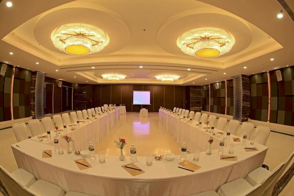 Фото Goutham Grand Hotel