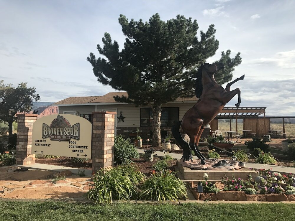 Фото Broken Spur Inn & Steakhouse