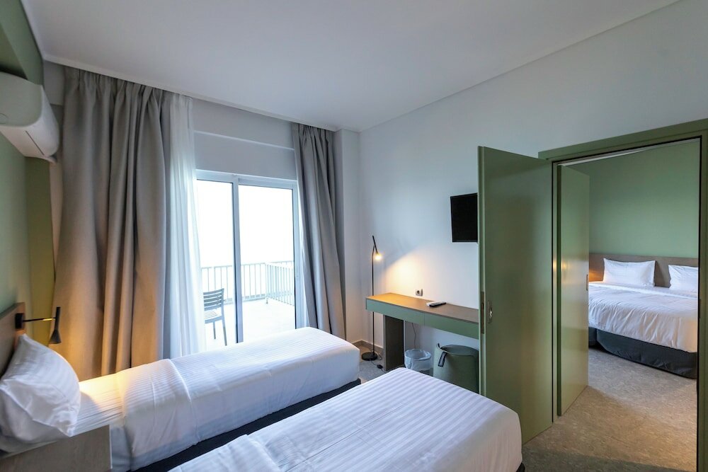 Фото Messinian Bay Hotel