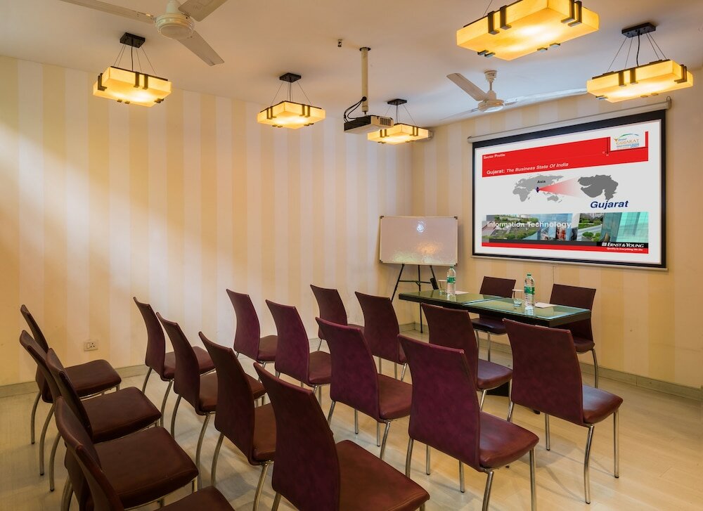 Фото Home@F37 Kailash Colony Metro