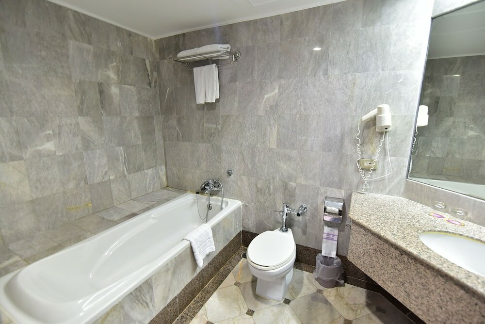 Фото Thumrin Thana Hotel