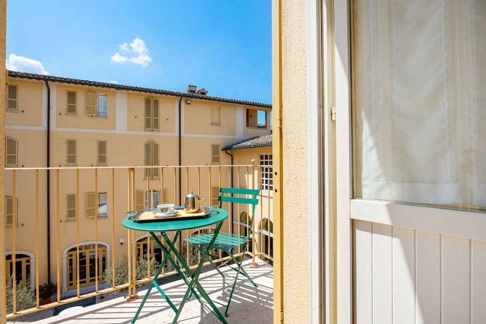 Фото Racetrack Road Hotel