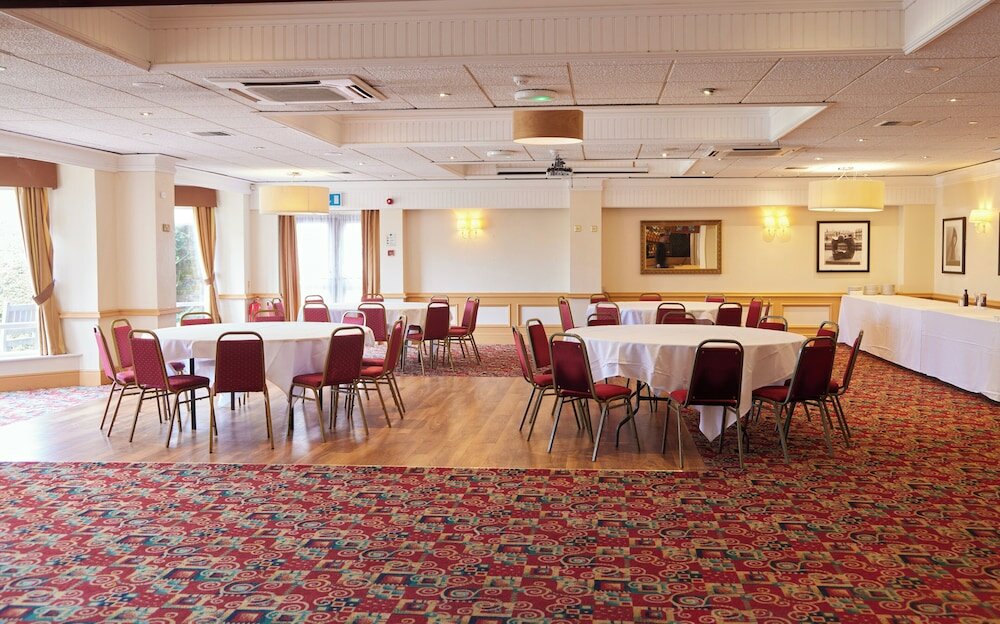 Фото Farmhouse Innlodge by Greene King Inns