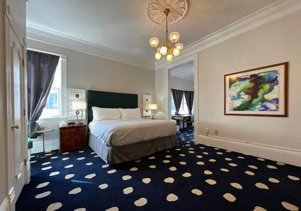 Фото The Sterling Hotel