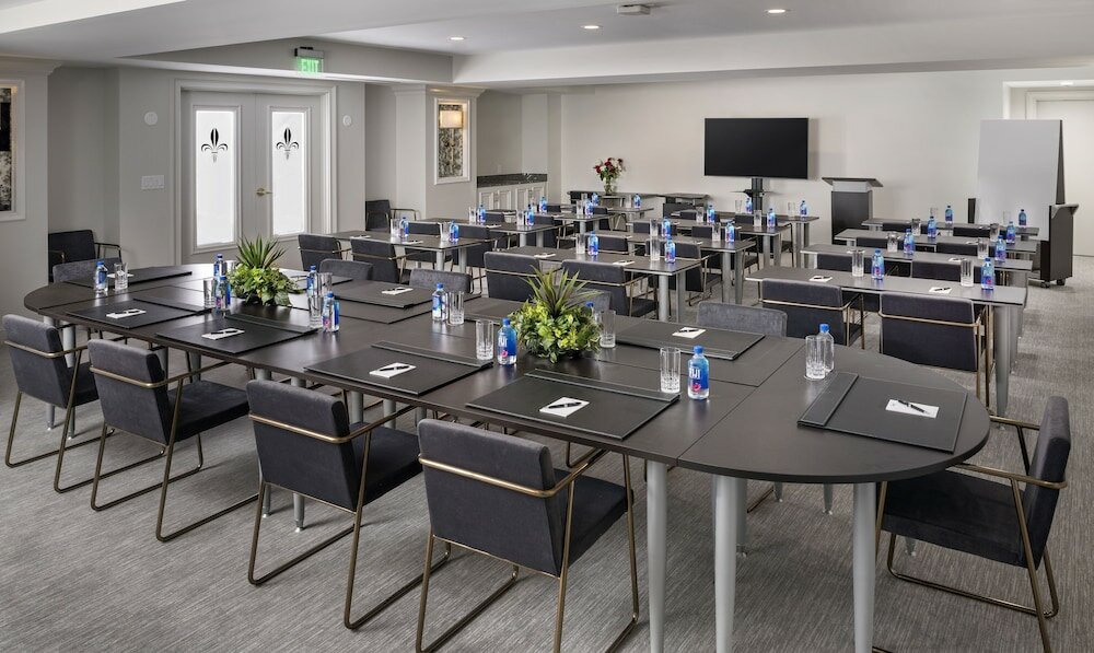 Фото The Ivey's Hotel