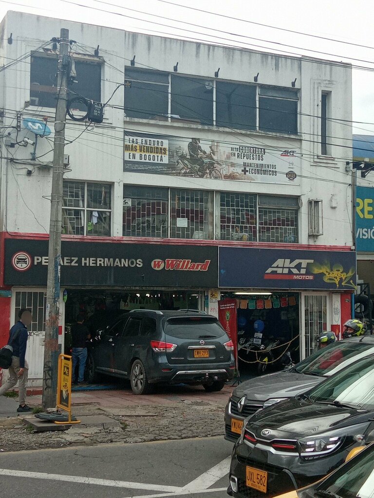 Batteries and chargers Pelaez Hermanos, Bogota, photo