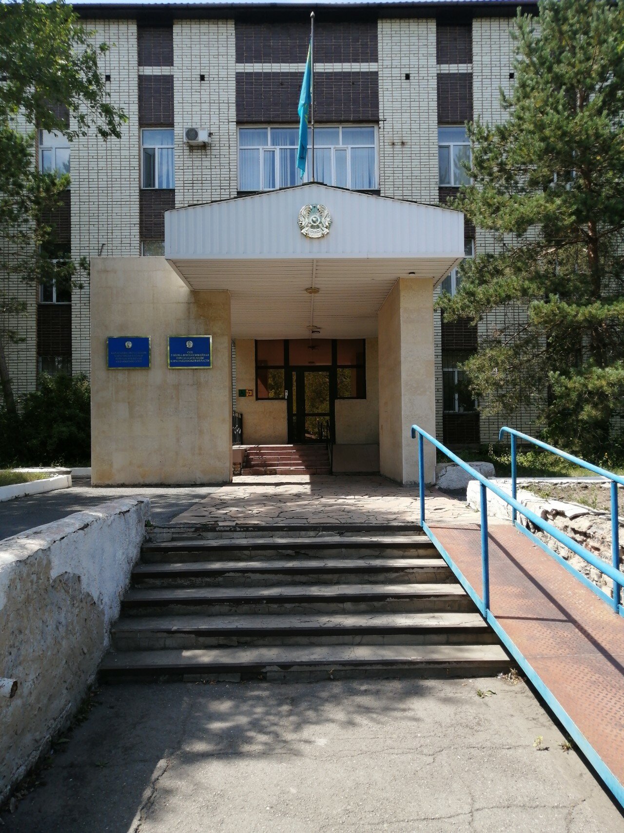 Порно видеода жүкті әйелді күйеуінің көзінше еркелетіп жатқаны көрсетілген.