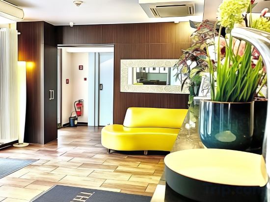 Фото The Atrium Hotel